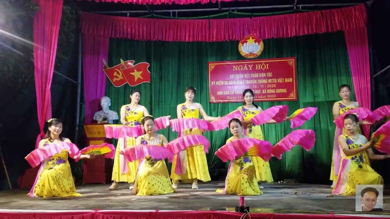 Múa quạt Hồn quê do đội văn nghệ thôn THượng đạt biểu diễn