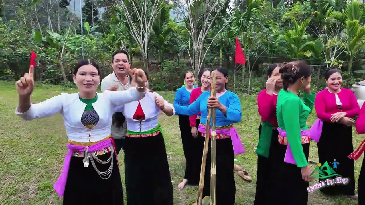 xem các cô gái mường hòa bình đi trò chơi cà kheo và cho chơi đánh mảng quá vui