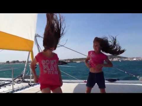 Les filles en mer cheveux au vent