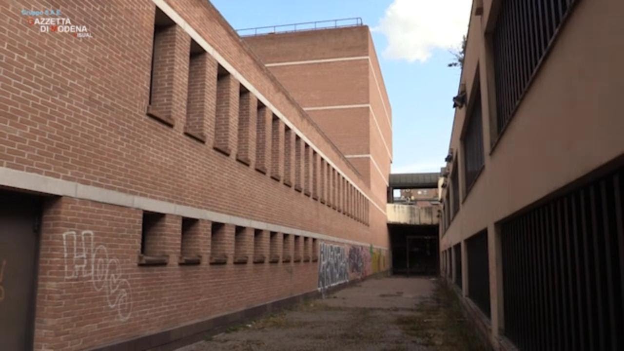 Modena, viaggio al direzionale Manfredini in balia di ladri e graffitari