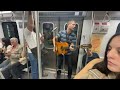 Поет и играет на гитаре в метро,Буэнос-Айрес/Cantando y tocando la guitarra en el metro, Buenos -A