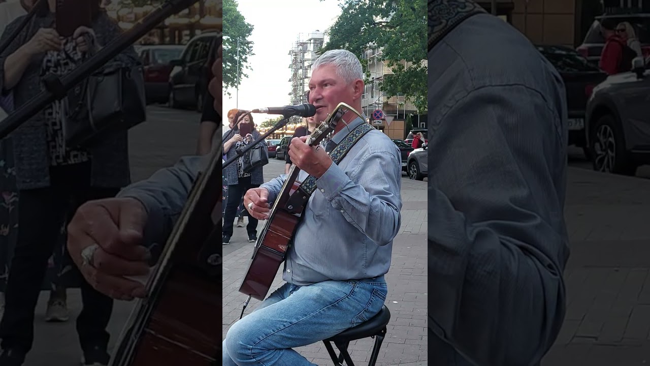 Повесил свой сюртук на спинку стула музыкант...#cover #уличныемузыканты #гитара #лето 