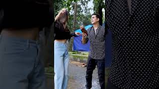 Akshay Kumar PRANKS Rakul Preet Singh and leaves her stranded in middle of puddle #shorts Resimi