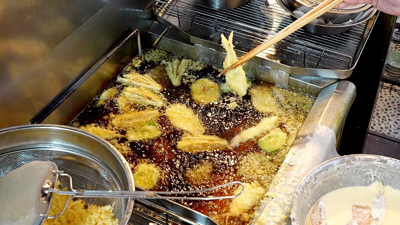 Жарим 1000 кусочков! Внутри самой загруженной кухни темпура в Японии.