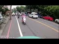 桃園一名男子酒後騎機車一路搖搖晃晃，還差點撞到人，後來有「正義哥」腿追捕抓住機車車尾將騎士攔下，警方到場逮捕。