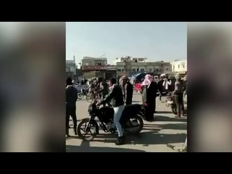 مقتل رجل وزوجته وكتابة عبارات طائفية وحظر التجوال في حمص