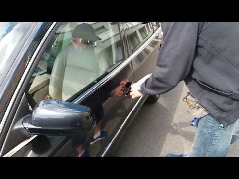 Video: Otevírají zámečníci dveře auta?