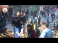 امرأة حرة تقود مظاهرة ضد