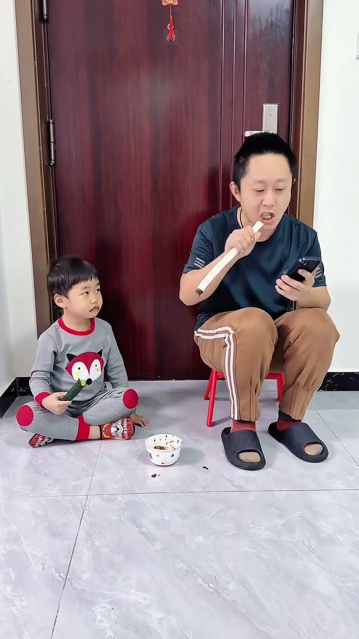 爸爸看手机入迷了，逗逗他！#Cute baby#Cute#呆萌小米宝#聪明宝宝#萌娃