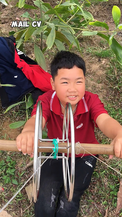 Put the stake into the reel and hold two kites | MAIL CV