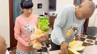 爸媽結婚30年出門依然牽手，當我詢問原因時，老爸：細水長流才是愛【憨憨金和帥帥銀】