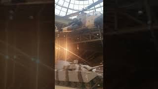 صالة الملك عبدالله الثاني في متحف الدبابات الملكي وفيها مروحية كوبرا ودبابة خالد بن الوليد