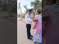 सड़क पार करते समय सावधानी रखें