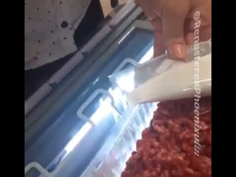 Carne de plastic în supermarket