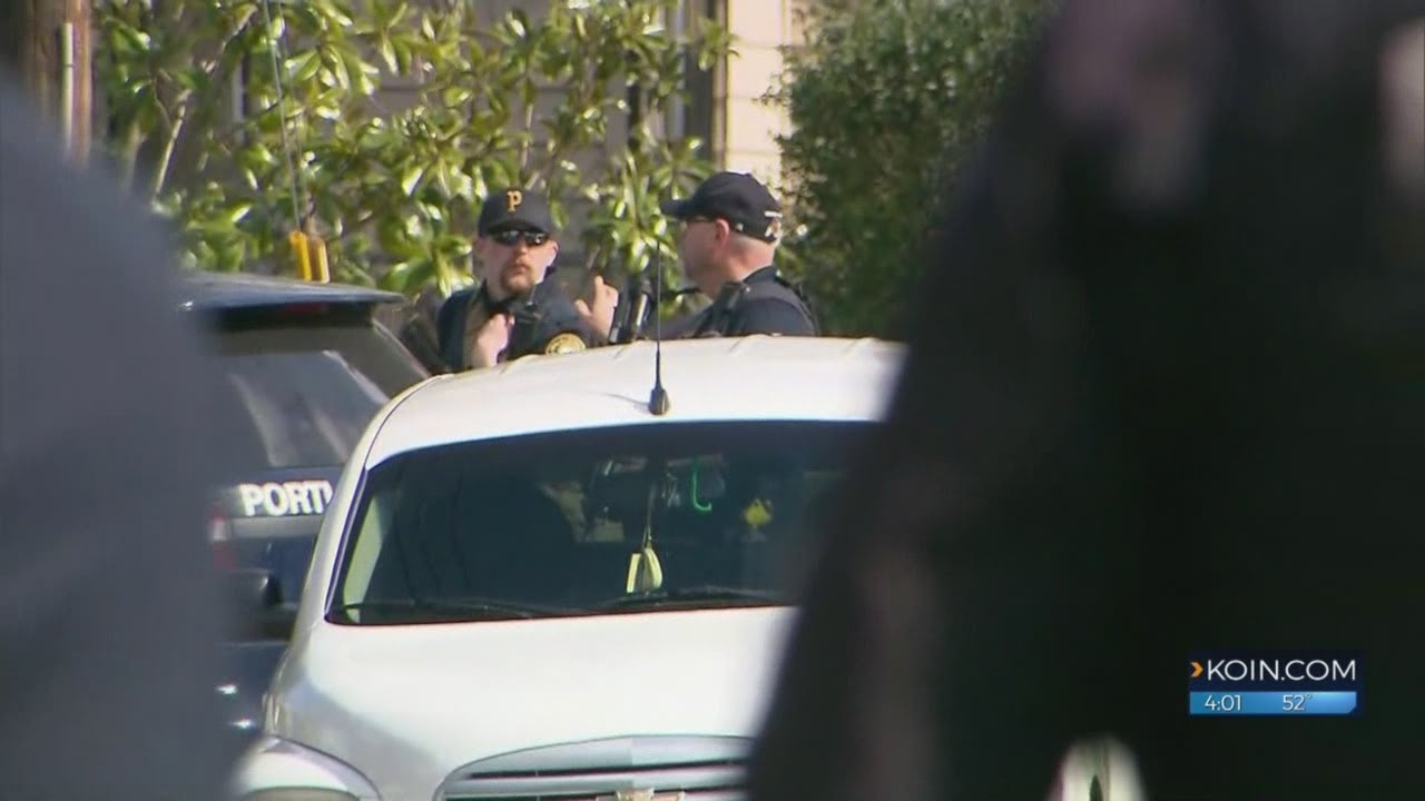 Police look for armed robbery suspect in SE Portland - YouTube