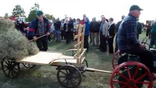 APPAQ, Rammassage du foin avec des machineries miniatures, au Week End Rouge 2013 à St Liboire