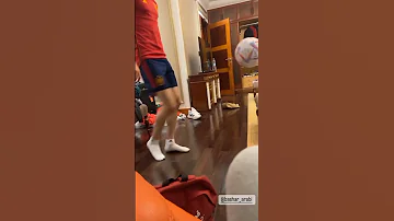 بشار عربي يلعب بالكرة داخل المنزل مع عمرو نصوحي 