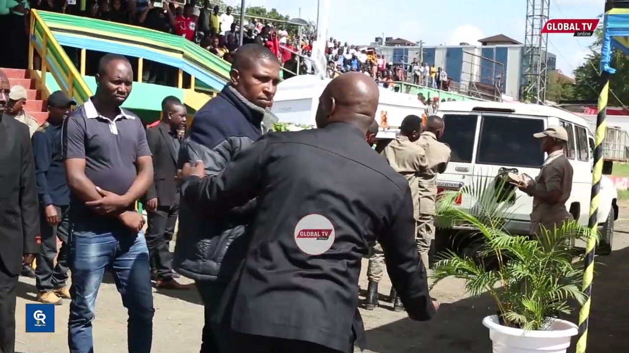 MAJENEZA 11 KATI YA 25 YA WALIOFARIKI KWENYE AJALI ARUSHA YAKISHUSHWA UWANJANI KWAAJILI YA KUAGWA..