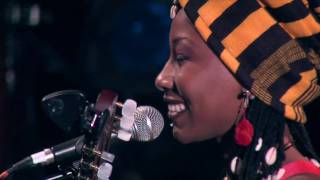 Fatoumata Diawara - Clandestin live at Bataclan, Paris chords