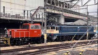 【EF65-2091  OM入場（廃車）】HTM270形OM-1号機＋ムド国鉄EF65形2000番台2091号機（赤プレート・国鉄色）が警笛を鳴らし工場側へ推進されていくシーン。（2024.3.5）