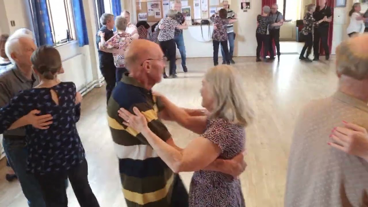 Västerträffen 8/4 2022. Dansen heter NICKOLINAS SNOVA Conny Brodin spelar och sjunger