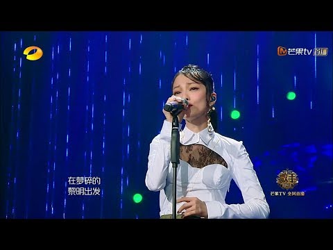 太拼了，别人上《歌手》是一期一首歌，她一期六首，直接开演唱会