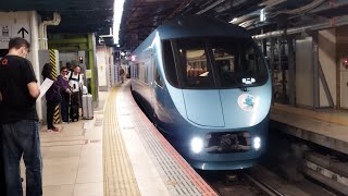 [MHあり！]MSE 60000系 60255F編成(もころんHM付き) 特急はこね19号箱根湯本行がMHを鳴らしながら新宿駅小田急ロマンスカーホーム2番線を発車するシーン