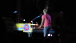 Phil Vassar~playing the piano