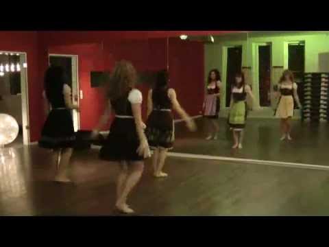 2.-dirndl-und-lederhosen-flashmob-(choreographie-mit-musik)