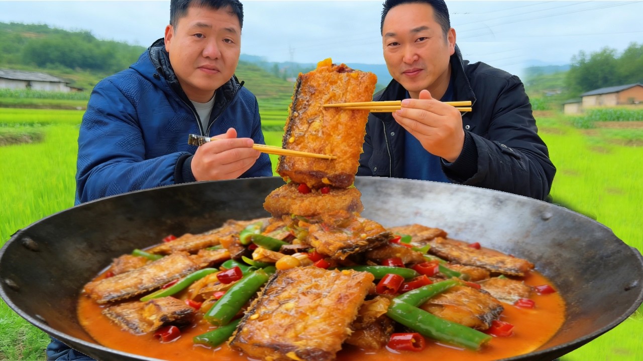 3斤魚尾巴，二弟做“特色糍粑魚”，香辣酥脆下飯吃真爽【鐵鍋視頻】