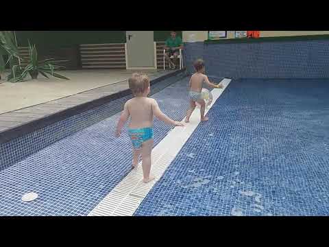 Костя играет в надувной мяч