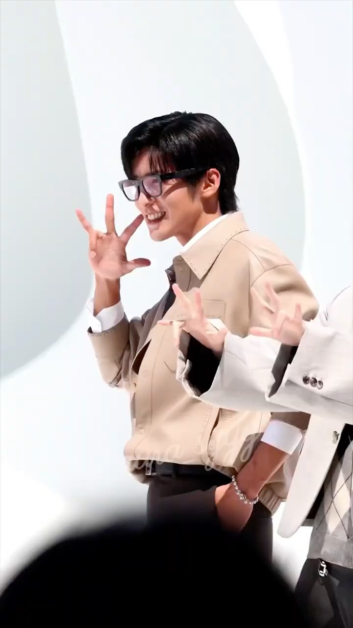 20250829 よき目黒蓮ですね | 動画も🖤 [ 🔗: xhslink.com/m