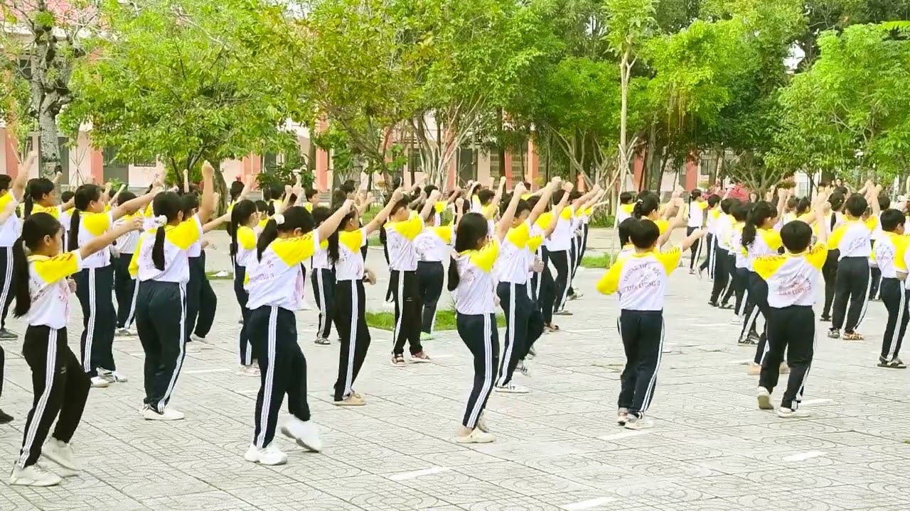 Đồng diễn sân trường.