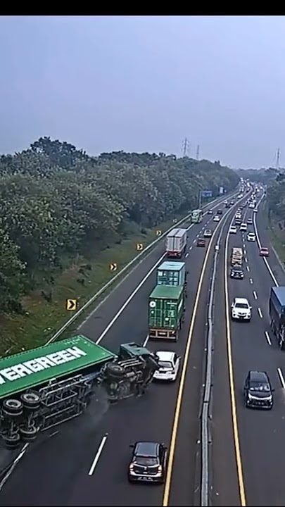 Detik - detik truk terguling di jalan tol #shorts