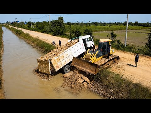 Please don't be in danger Incredible Landfill! Dump Truck 25ton Back Uploading overturned into canal