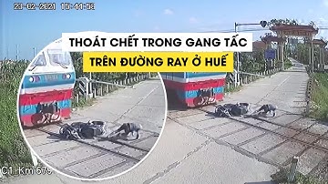 Ngã xe máy trên đường ray, thanh niên thoát bên bánh tàu hỏa trong gang tấc
