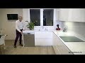 Cocina moderna blanca y madera perfil gola de 16 m2 con zona de columnas y silestone blanco zeus