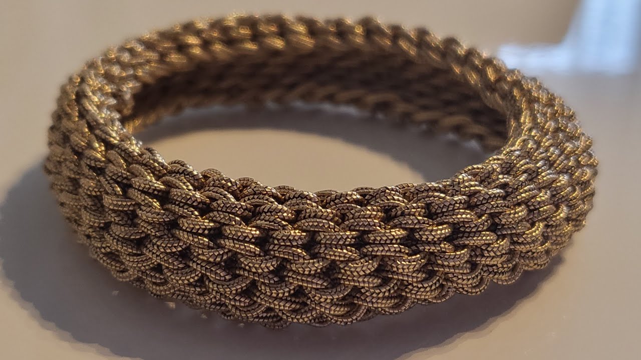 Bracciale lavorato all'uncinetto con cordino elastico dorato 