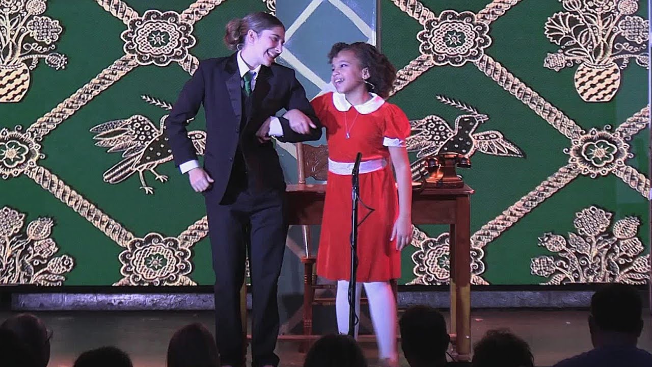 РЕЙЯ ВЕЛЕНЗА в роли ОЛИВЕРА УОРБАКСА в фильме «ЭННИ МЛАДШАЯ».