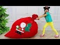 София разносит ПОДАРКИ и ИГРУШКИ для Детей на Рождество, Share Toys and gives presents for CHRISTMAS