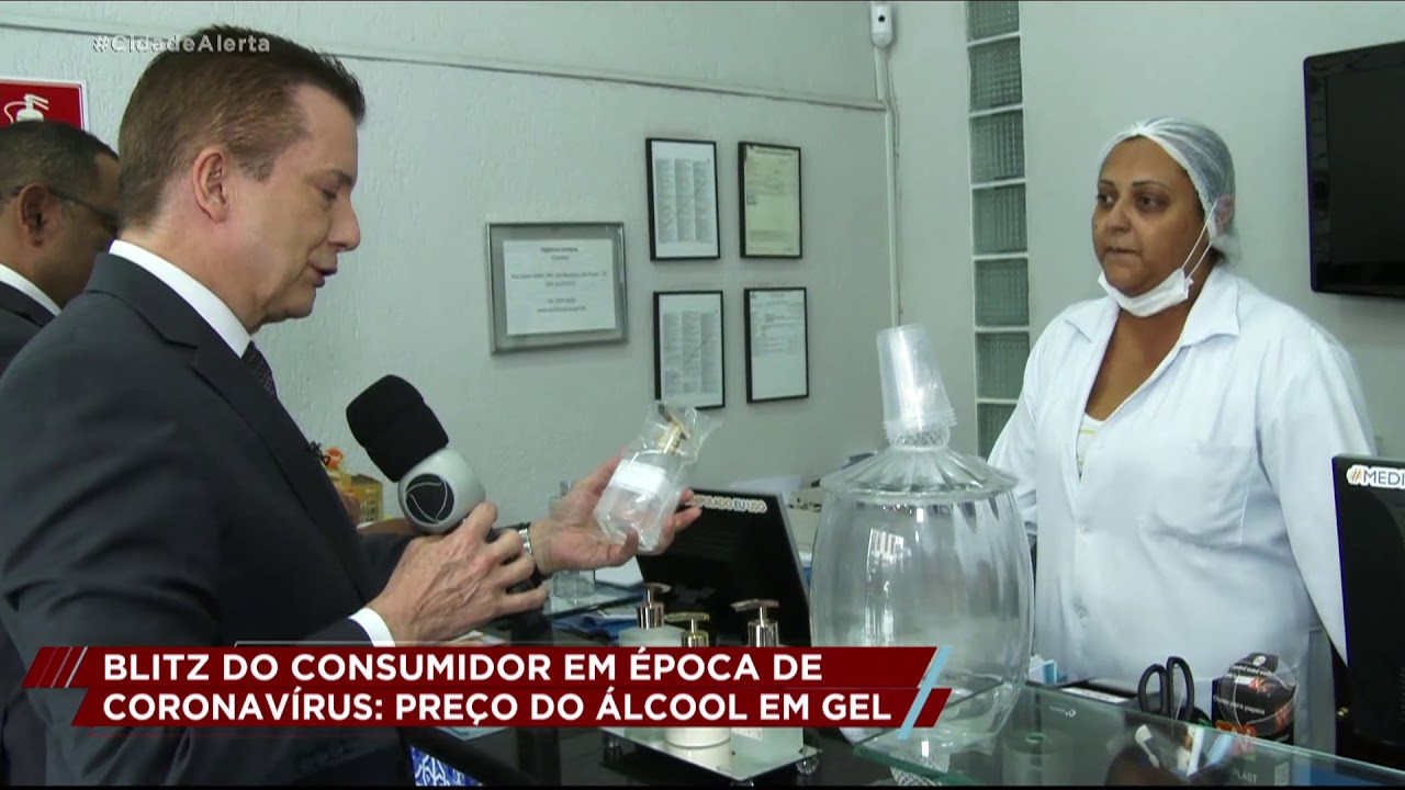 Celso Russomanno faz blitz em farmácia acusada de vender álcool em gel a preço abusivo