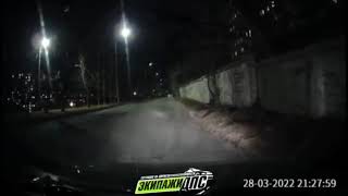 «Форсаж» по-приморски: автомобиль проехал на двух колесах во Владивостоке