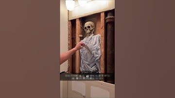 Phát hiện bộ xương khô trong bức tường