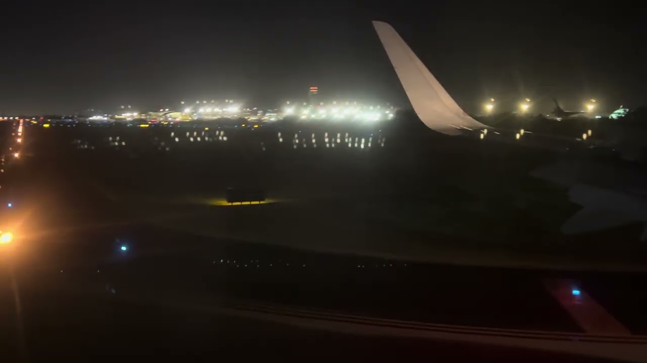 American Airlines Airbus A321 landing taxi to gate ￼￼(CLT-SJU)
