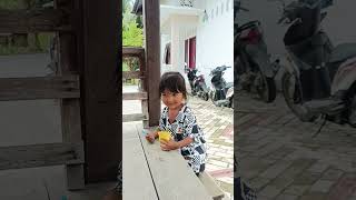 Adek Meira Makan Cokelat