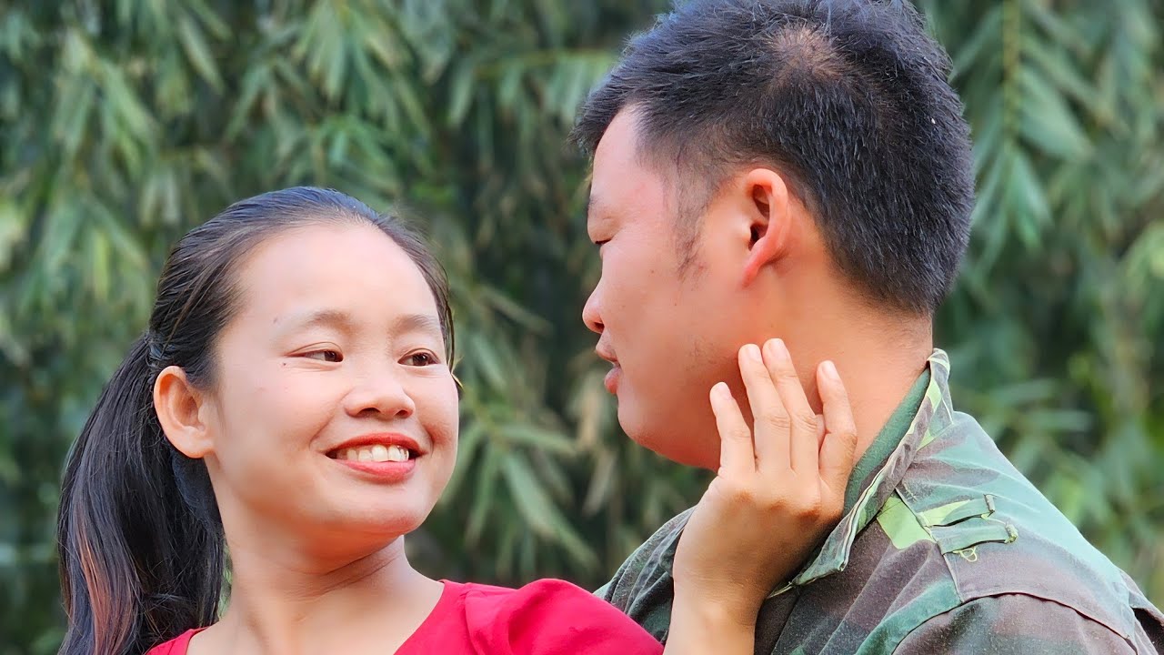 They harvest wild vegetables to sell and earn money during the Lunar New Year l Lý Thị Sai