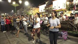 SI CANTIK JOGET PREI KANAN KIRI -- ANGKLUNG RAJAWALI MALIOBORO YOGYA