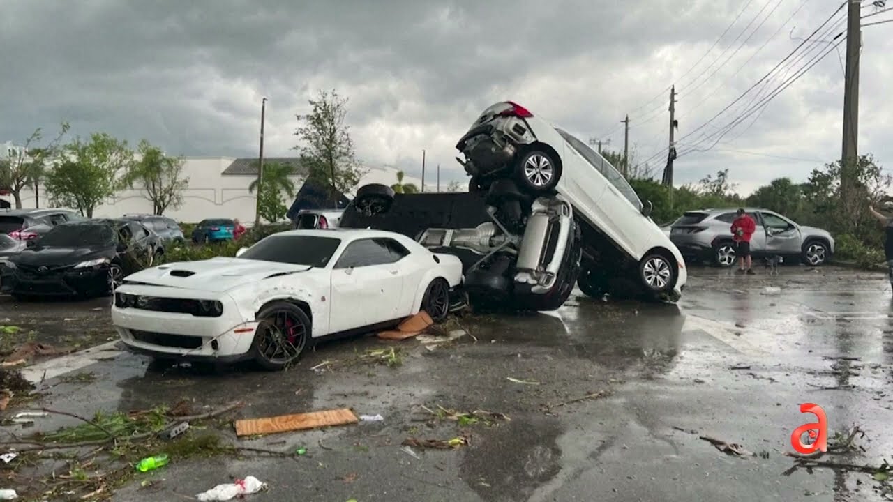 americateve | Mira el momento en el que un poderoso tornado hace volar un auto Palm Beach, Florida
