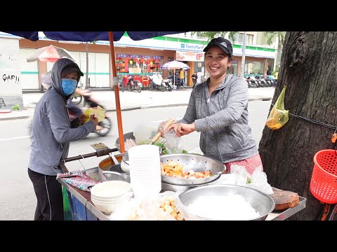 Video Bất ngờ gặp chị gái quê U40 vui vẻ bán bánh canh đông... - youtube