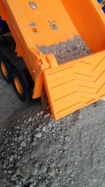 truck ajaib bisa sedot pasir #truck #dumptruck #mainananak #mainanpasir #beko